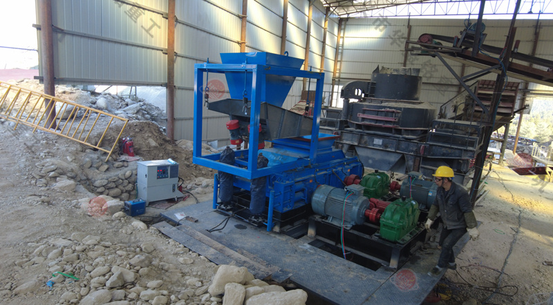 華盛銘1212型全液壓對輥制砂機一臺多少錢？