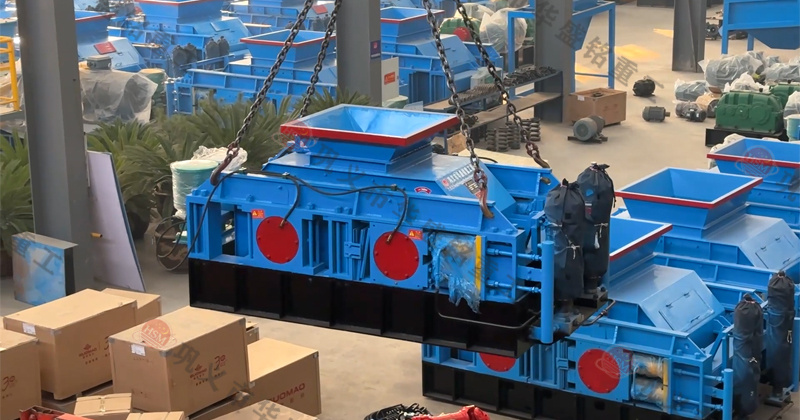 華盛銘液壓對輥機適合鵝卵石制砂，設(shè)備型號齊全可參考