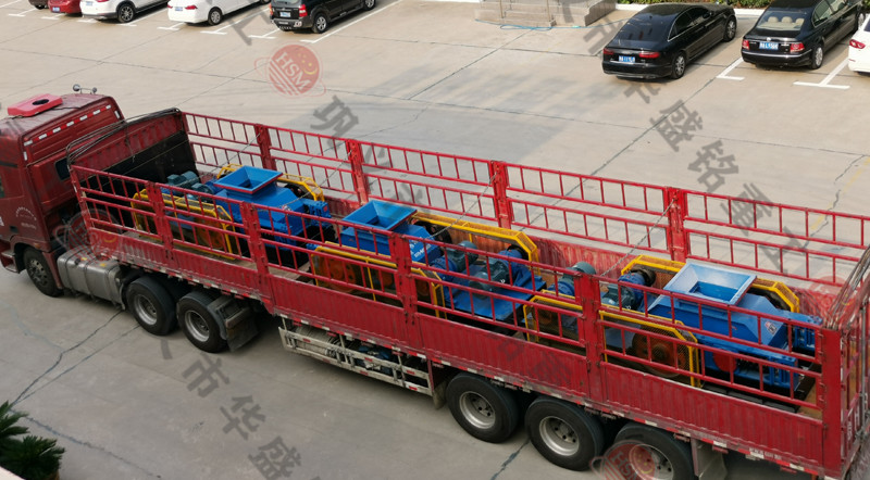 三臺750ⅹ500型對輥制砂機(jī)發(fā)往貴陽